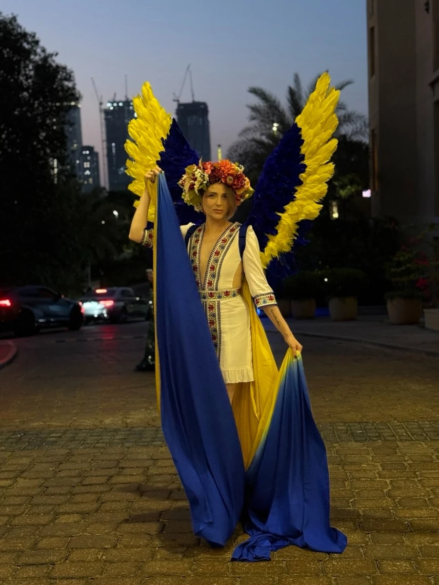 Одяг, у якому живуть сенси. Як дизайнерка з Волновахи створює українську моду в Дубаї