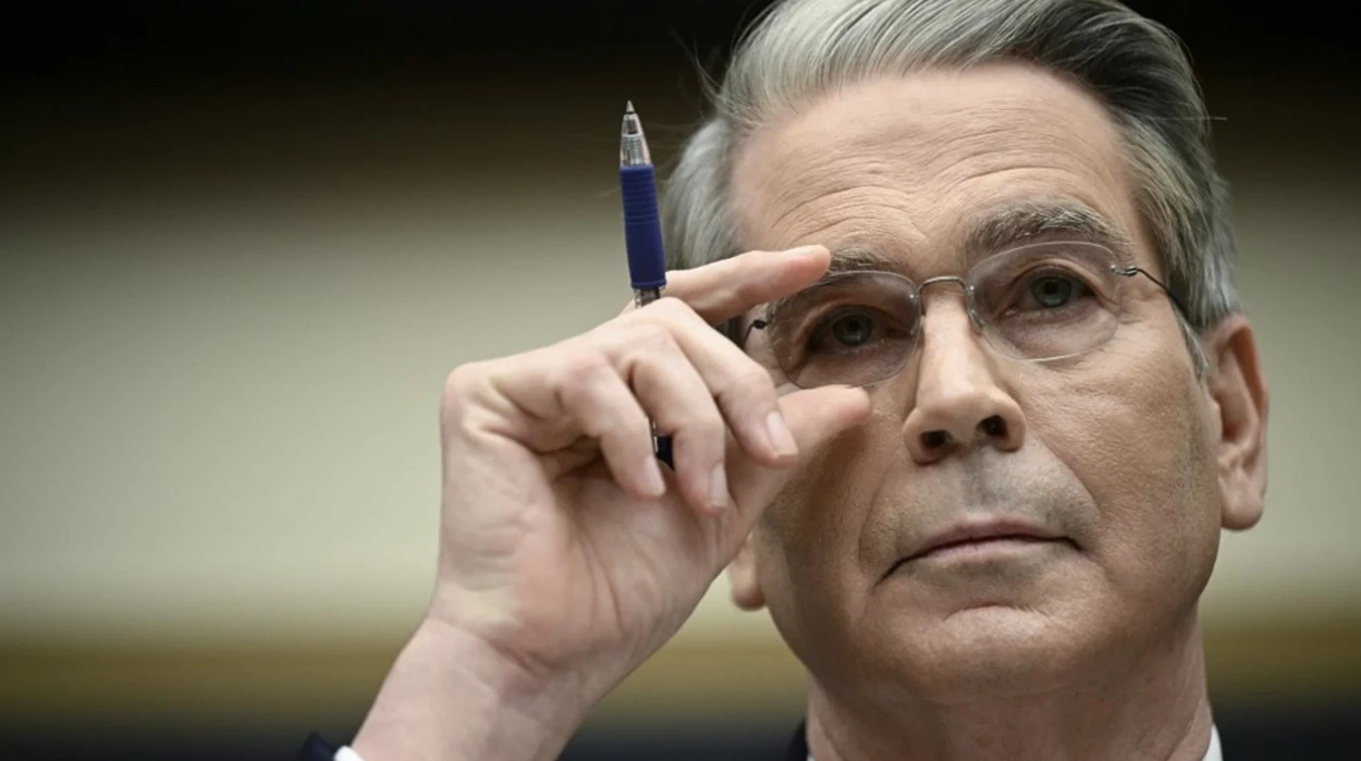 Міністр фінансів США Скотт Бессент спостерігає за слуханнями Комітету з фінансових послуг Палати представників щодо “Щорічного звіту міністра фінансів про стан міжнародної фінансової системи” в Капітолії у Вашингтоні, округ Колумбія, 7 травня 2025 року