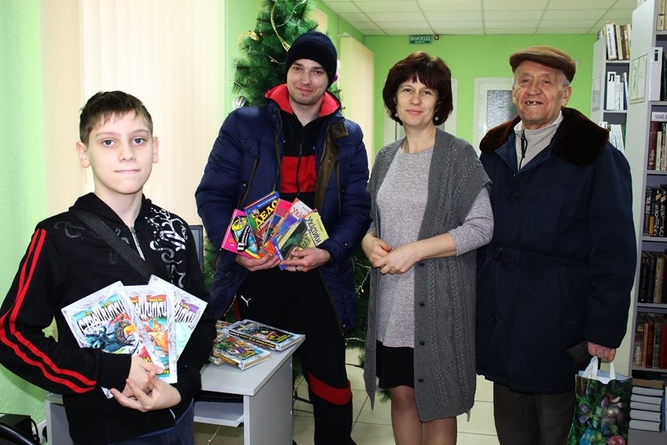 Пані Олена з читачами бібліотеки