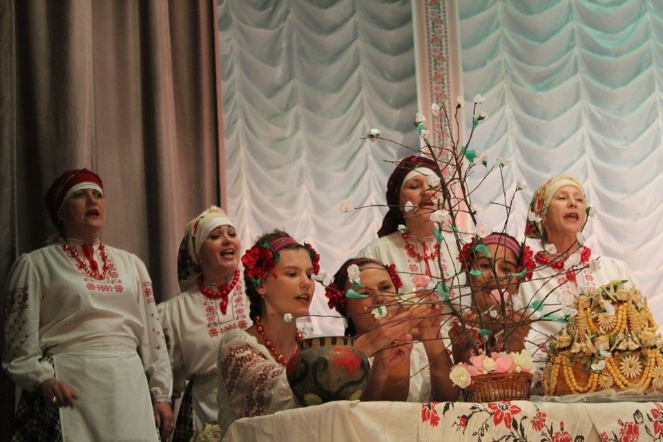 "Прикрашають Гільце". Фото з ІІ районного відкритого фестивалю української традиційної культури "Світовид"