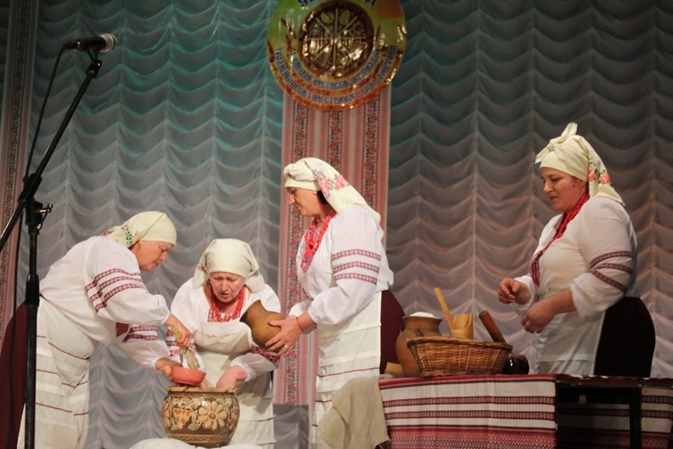 "Коровайниці". Фото з ІІ районного відкритого фестивалю української традиційної культури "Світовид"