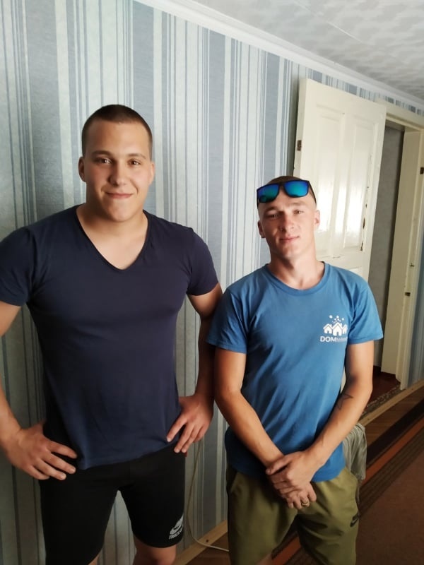 Іван Мельник та співробітник Domtelenet. Під час підключення інтернету