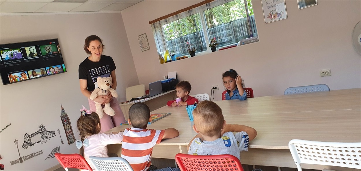 Пані Анна на уроці зі своїми студентами