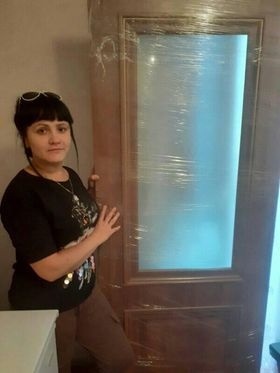 Переможниця розіграшу Неля Березан з подарунком