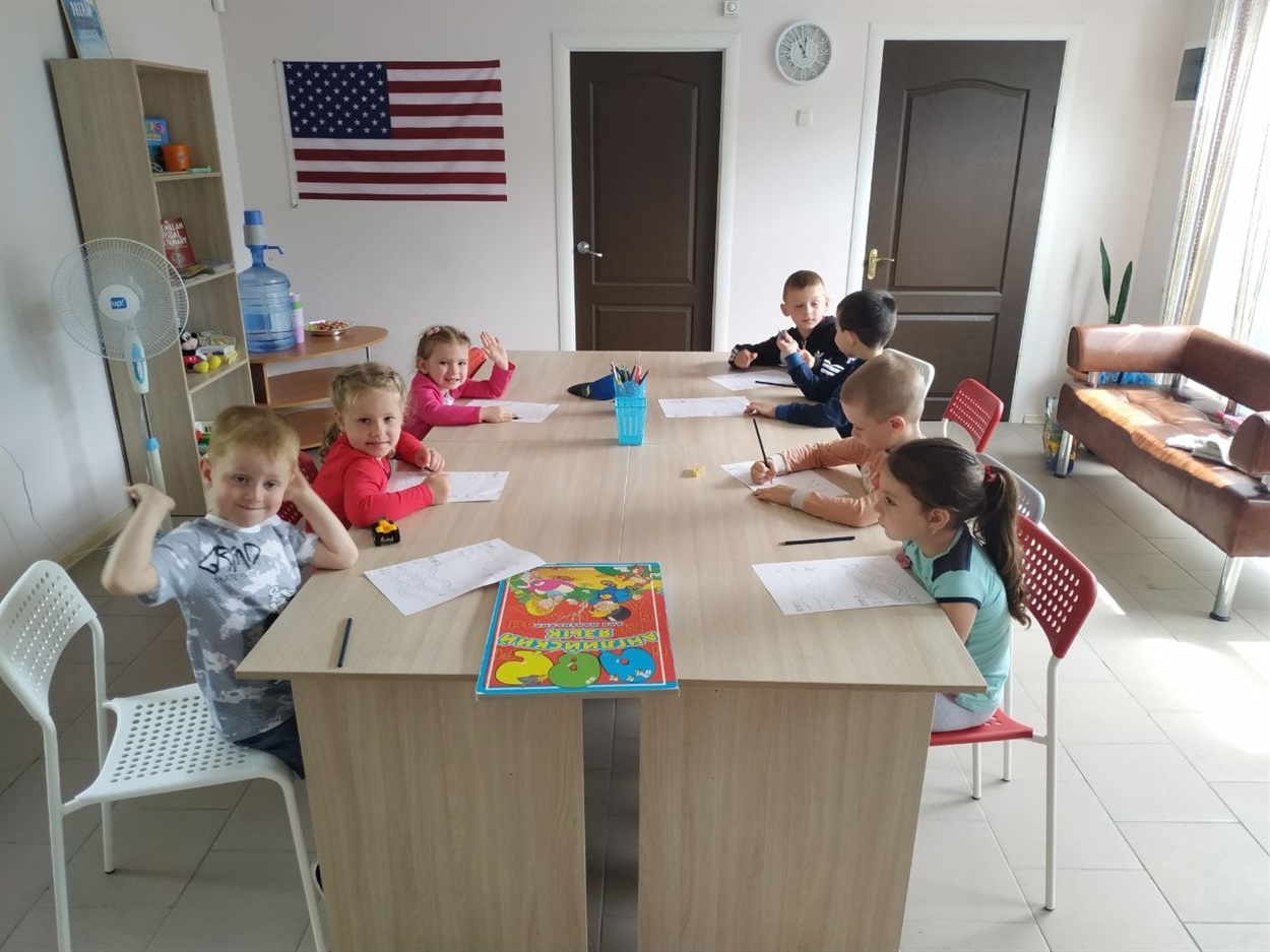 Учні мовної школи "English Club" під час уроку