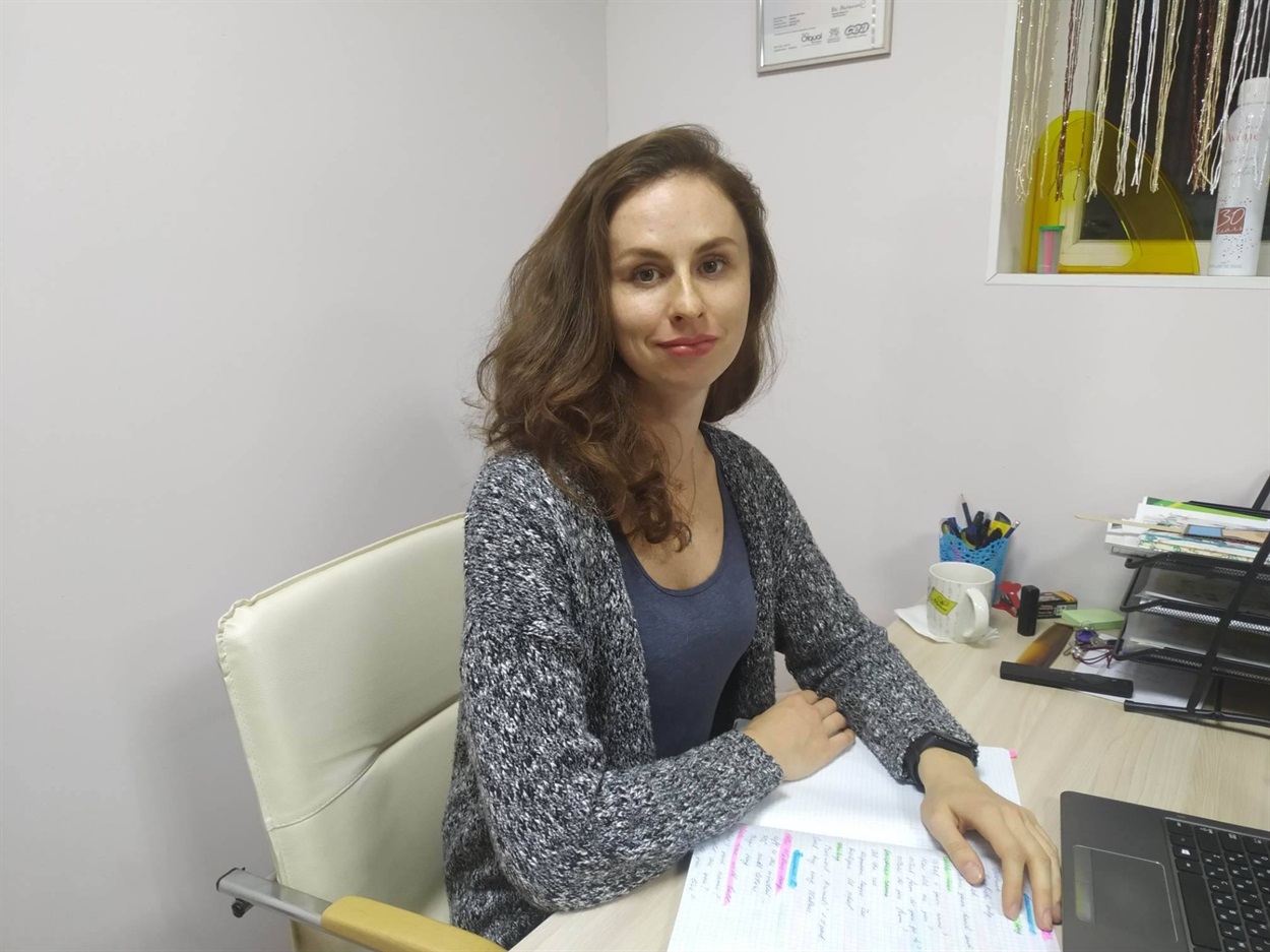 Анна Соломаха у своїй мовній школі під час підготовки до занять