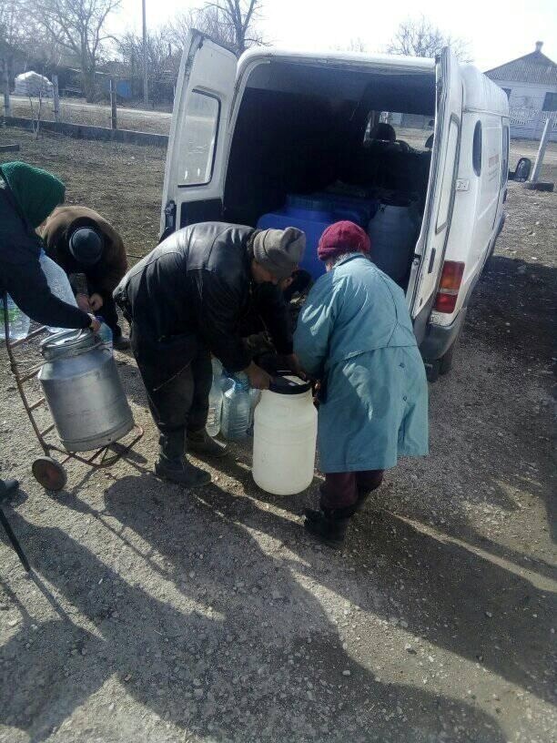 Мікроавтобус, який возить воду з Чермалика до Орлівського. 14 березня 2019 рік