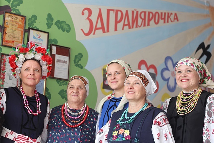 Гурт "Заграйярочка" разом з Мар’яною Садовською під час її візиту до Волновахи