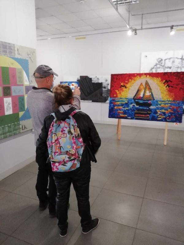 Картини маріупольських пейзажів, створені з пластикових кришок