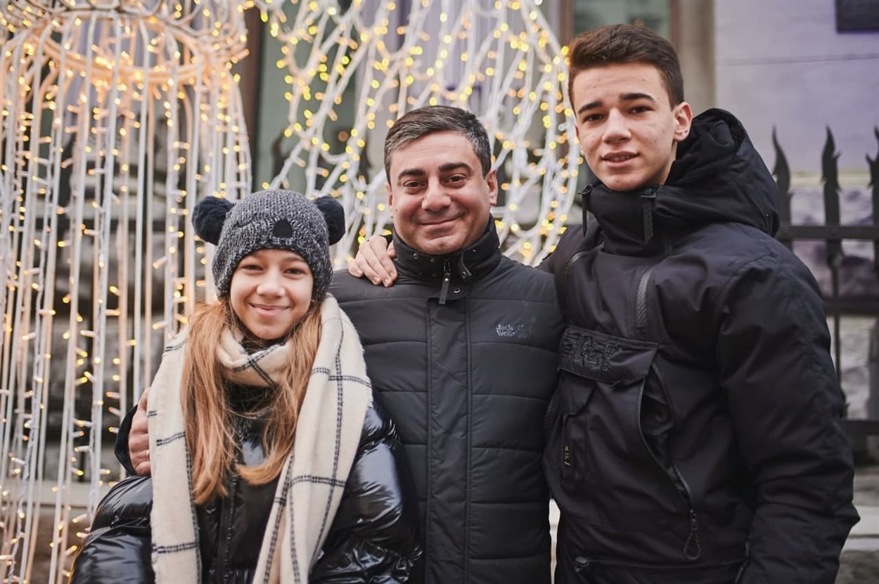 Пан Дмитро з дітьми