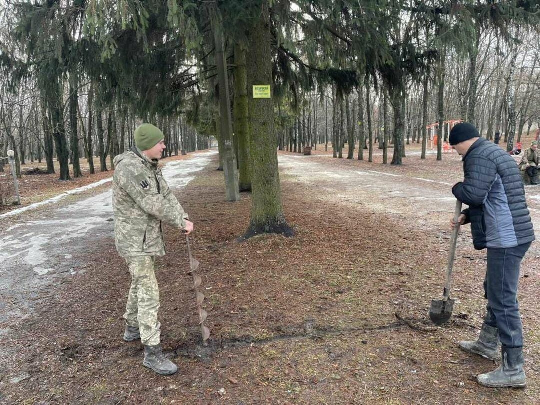 Волонтери підготовлюють ґрунт для встановлення стенду