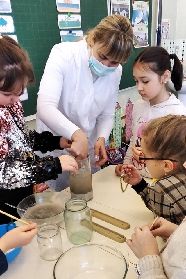 Діти досліджують воду