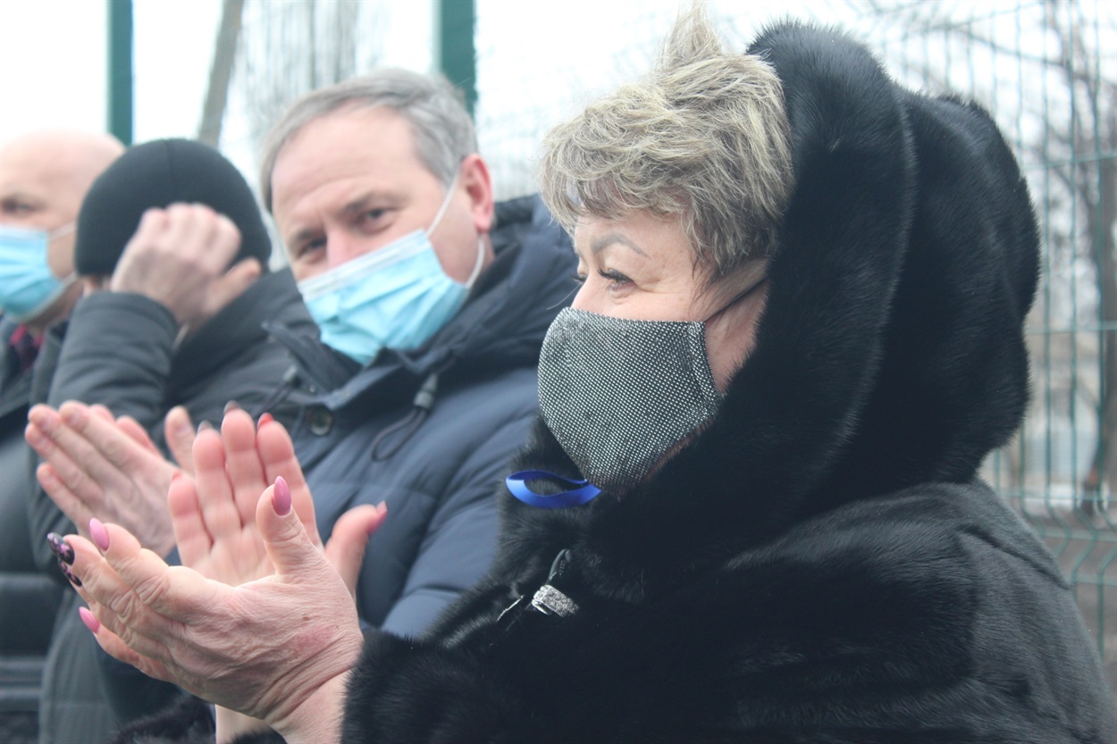 Директорка Рибинської ЗОШ Лариса Гринь на відкритті мініфутбольного поля