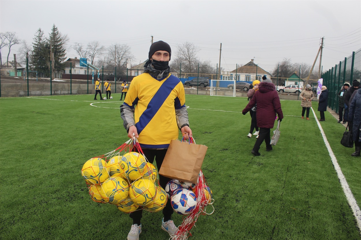 Вчитель фізичної культури Антон Пефтібай з подарунками від ДонОДА та Дмитра Лубінця