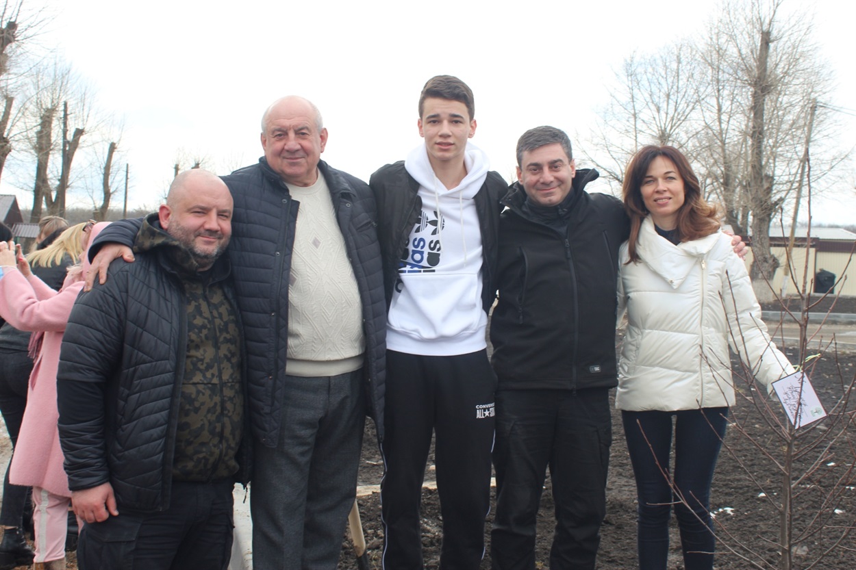Народний депутат України Дмитро Лубінець зі своєю родиною саджають дерева у Волновасі