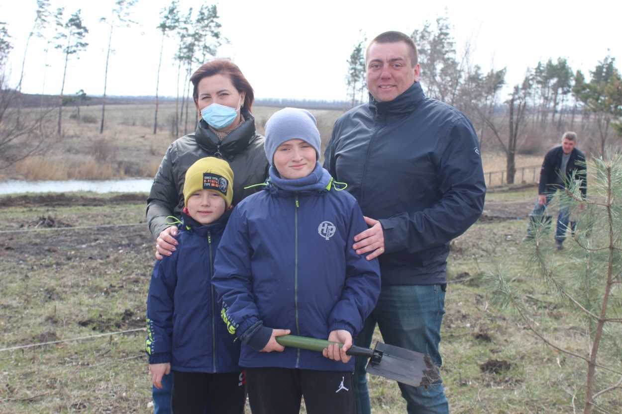 Іван Вервейко з родиною на акції "1 млн дерев за добу" у Волновасі