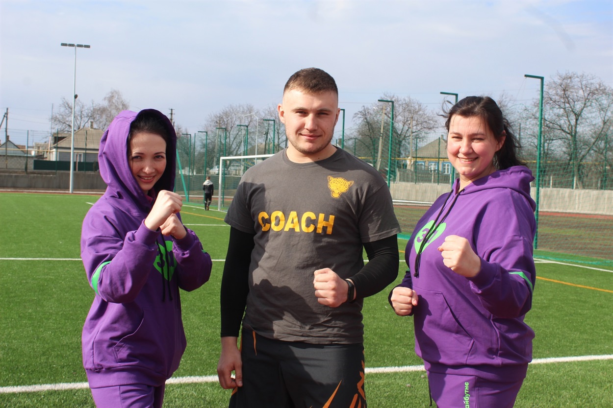 Вікторія Черногор (ліворуч) на відкритті "Жіночого десанту" у Волновасі