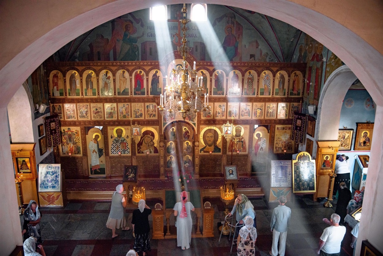 Примітка автора: крилос - в православній церкві місце, де під час богослужіння знаходяться півчі та читці.