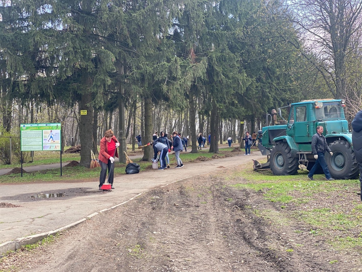 Прибирання в Літньому парку у Волновасі
