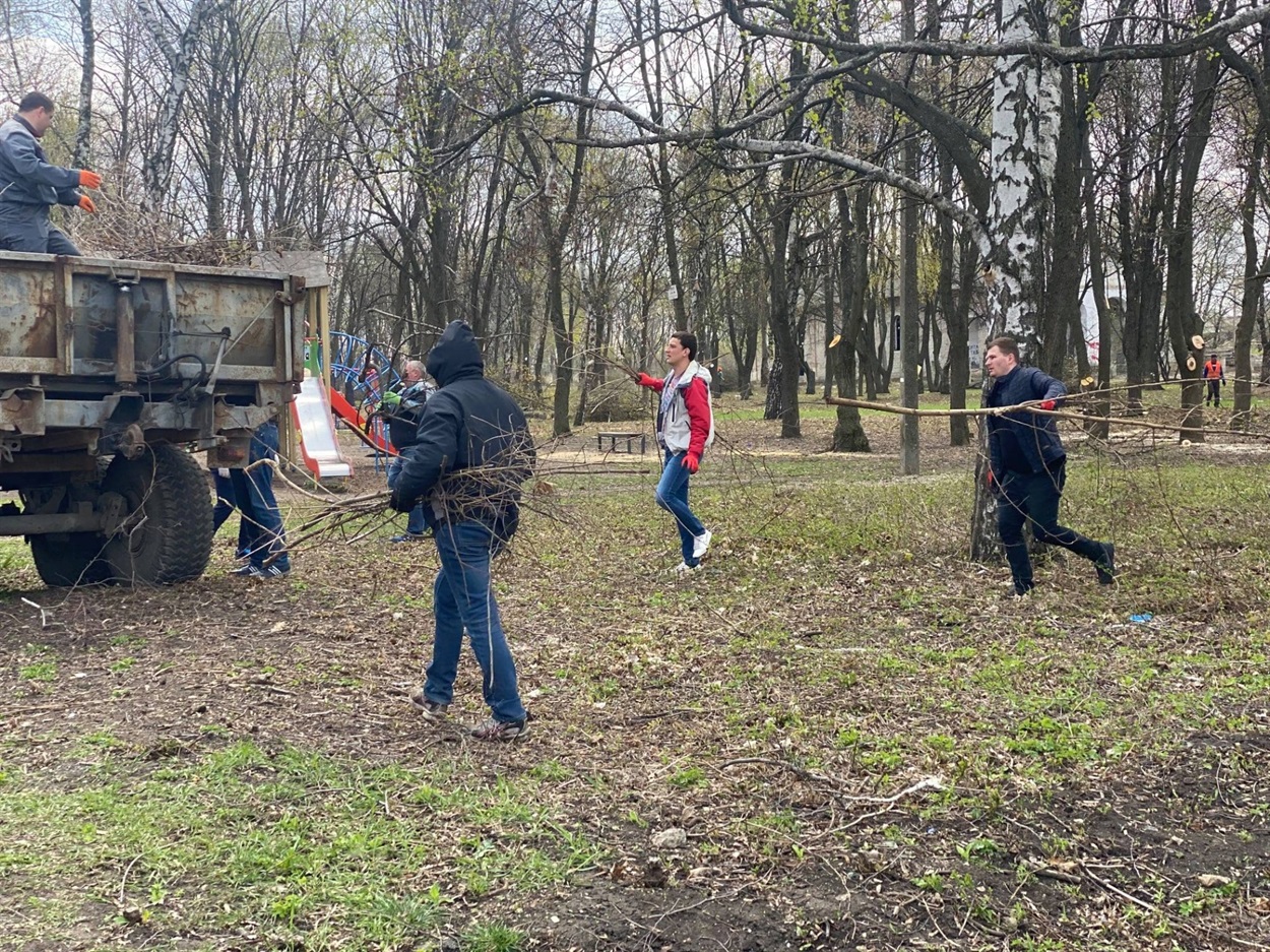 Прибирання в Літньому парку у Волновасі