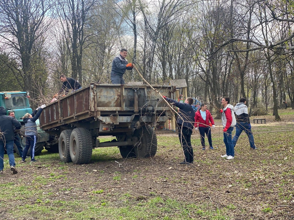 Прибирання в Літньому парку у Волновасі