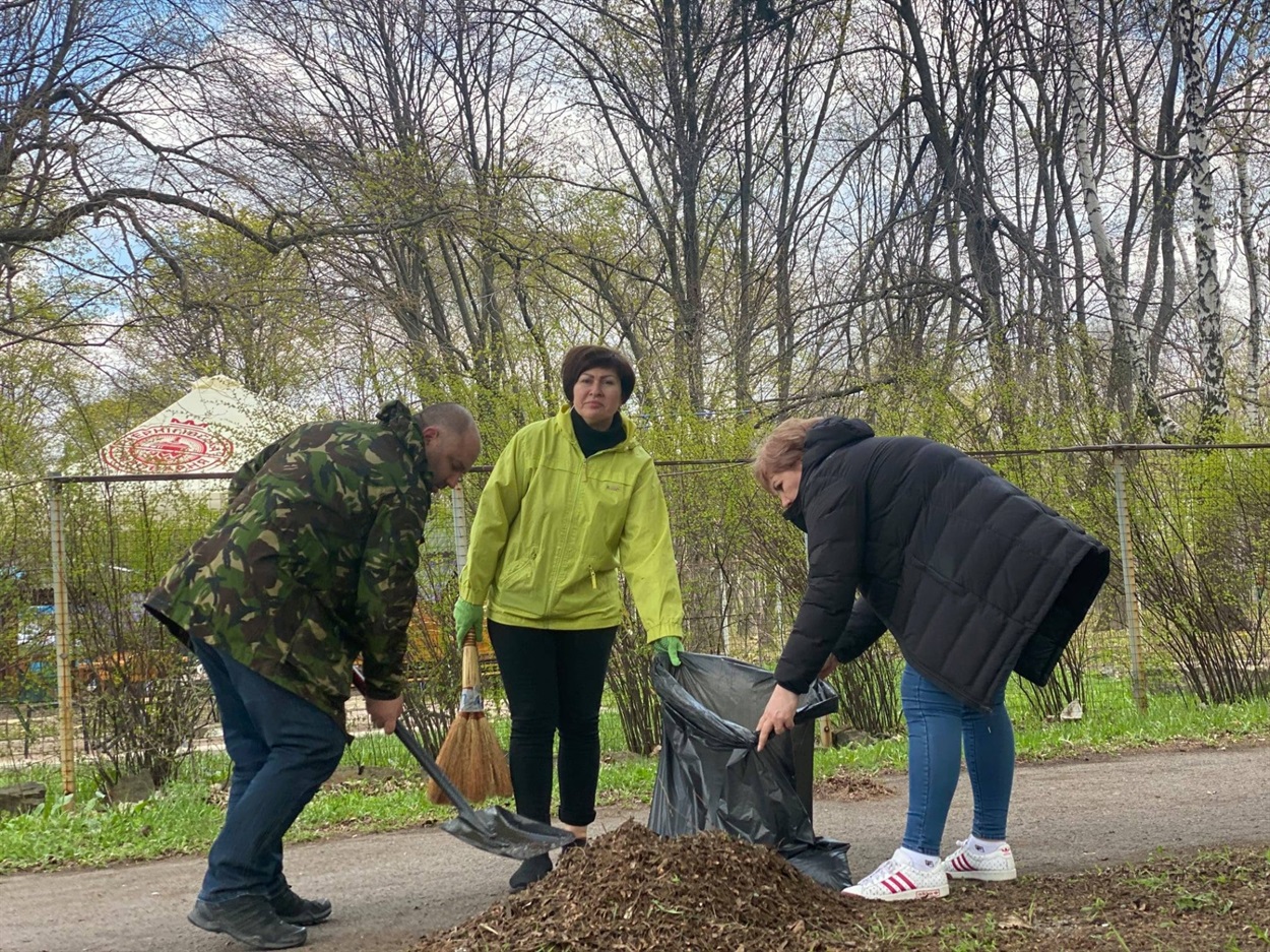 Прибирання в Літньому парку у Волновасі