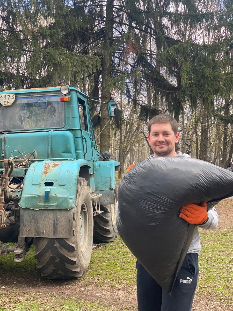 Прибирання в Літньому парку у Волновасі