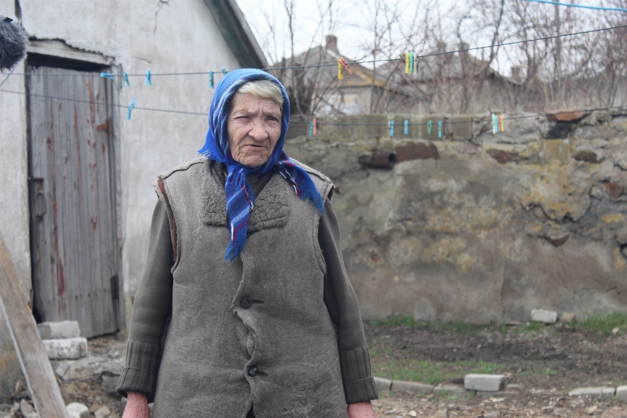 Неля Малімонова біля свого будинку у Гранітному