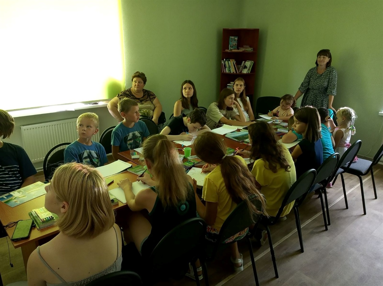 Олена Гаврилова проводить заняття для своїх вихованців