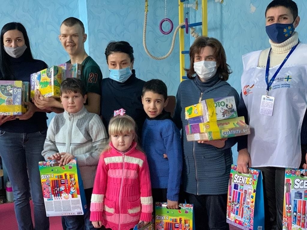 “Карітас Волноваха” привітали дітей подарунковими наборами