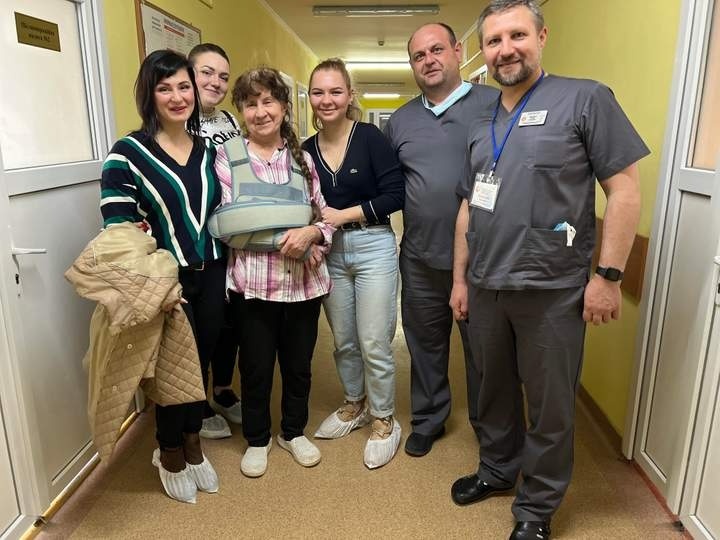 Пані Олена разом з родичами та лікарями