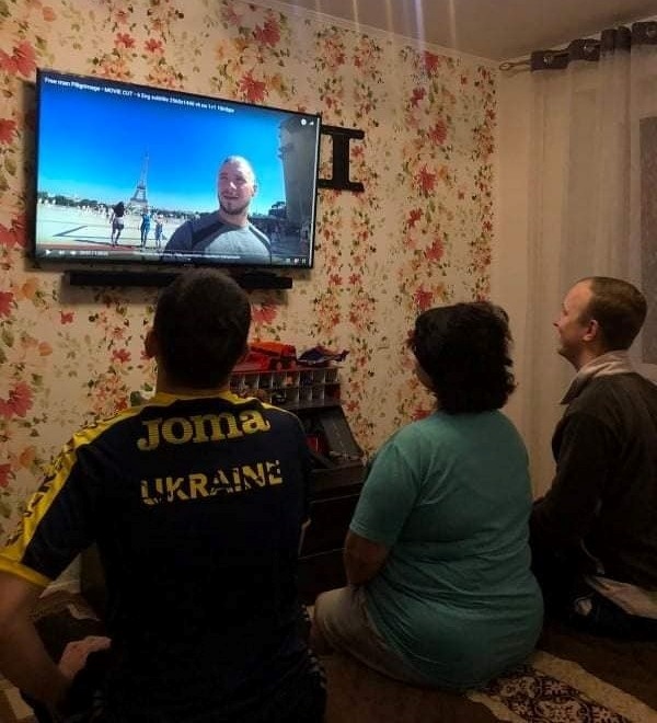 Переселенці дивляться фільм “Вільна людина. Проща”