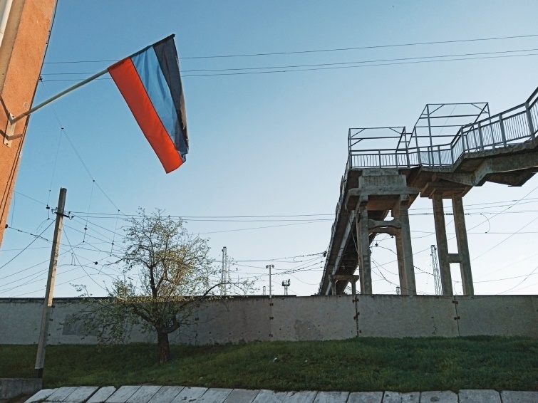 На приміщенні залізничної станції Волновахи встановили прапор окупантів