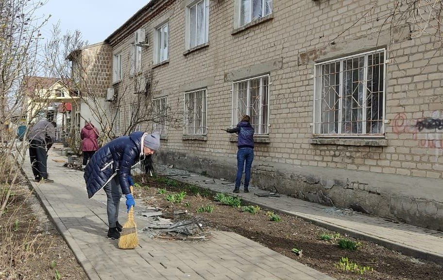 Працівники соцзахисту приберають наслідки війни