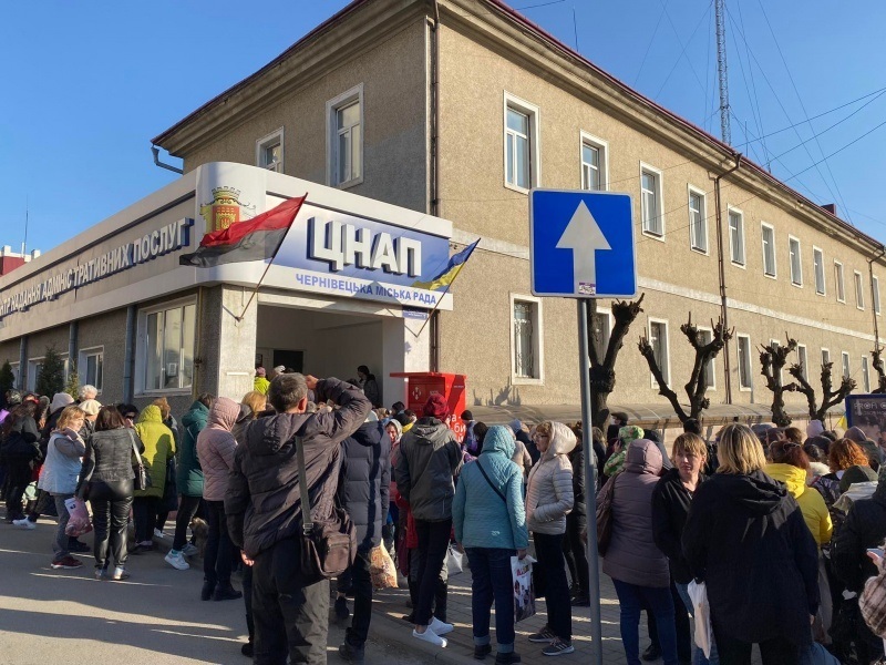 Біля ЦНАПУ у Чернівцях черги із сотень вимушених переселенців