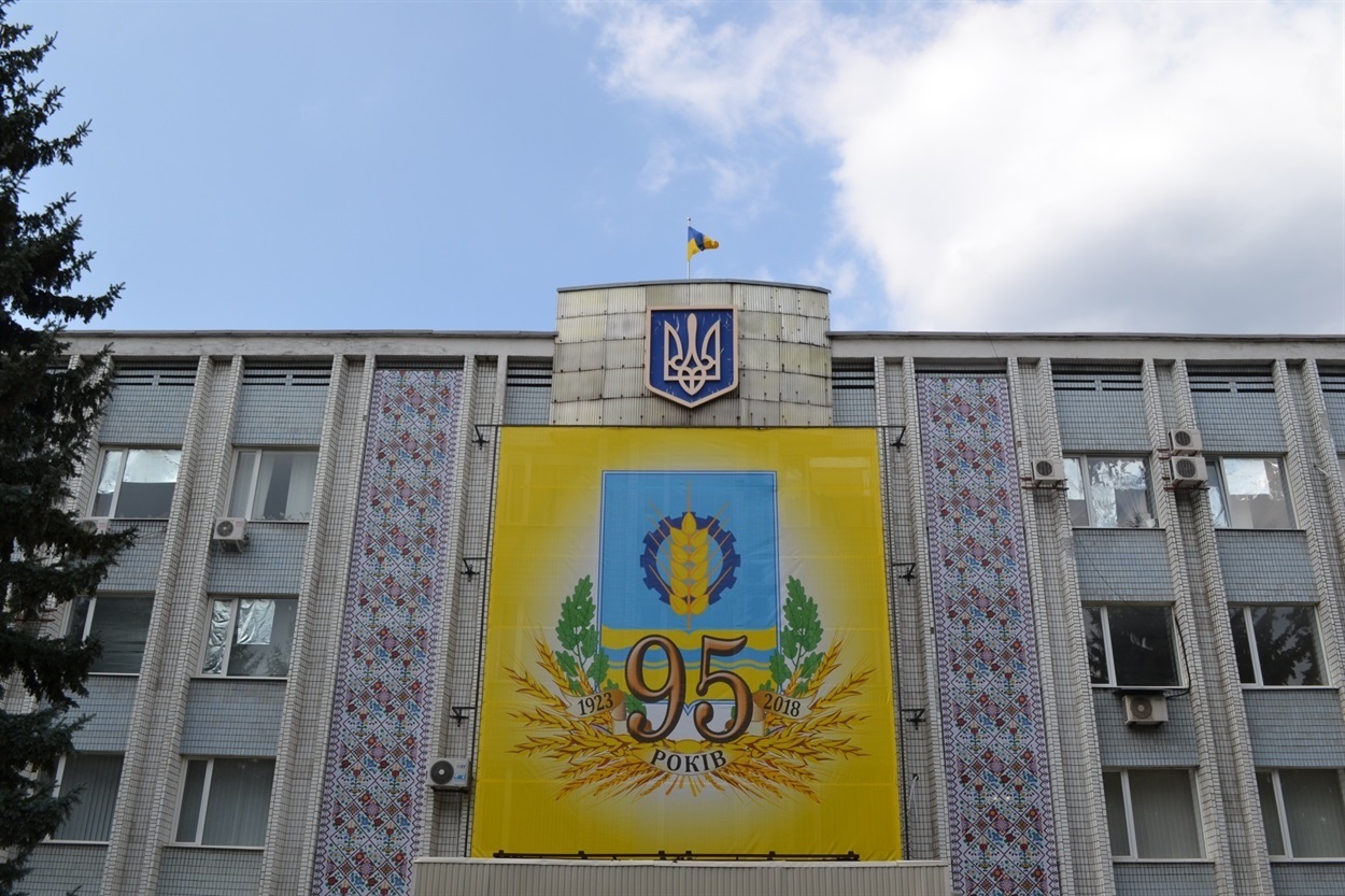 Будівлю Волноваської районної адміністрації прикрасили візерунками волноваської вишиванки. 2018 рік