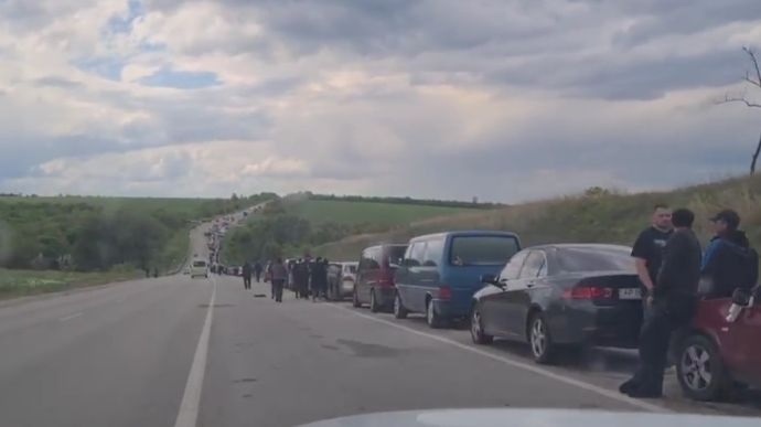 У місті Василівка Запорізької області перед блокпостом окупантів перебувають більше тисячі автомобілів, які російські військові не пропускають ані на підконтрольну Україні територію, ані в зворотному напрямку 