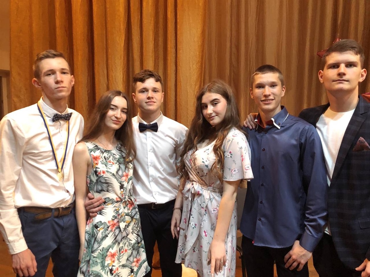 Валерія з друзями