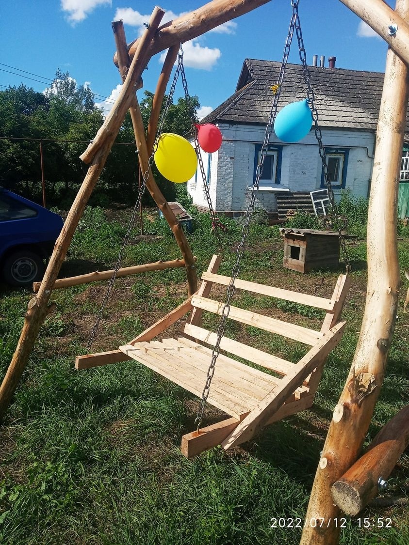 Новенька гойдалка на фоні затишного нового будинку Світлани