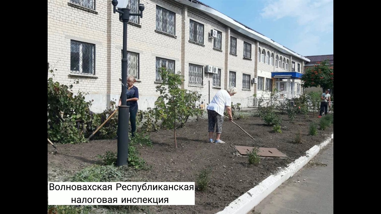Податківці прибирають на суботнику організованому окупантами