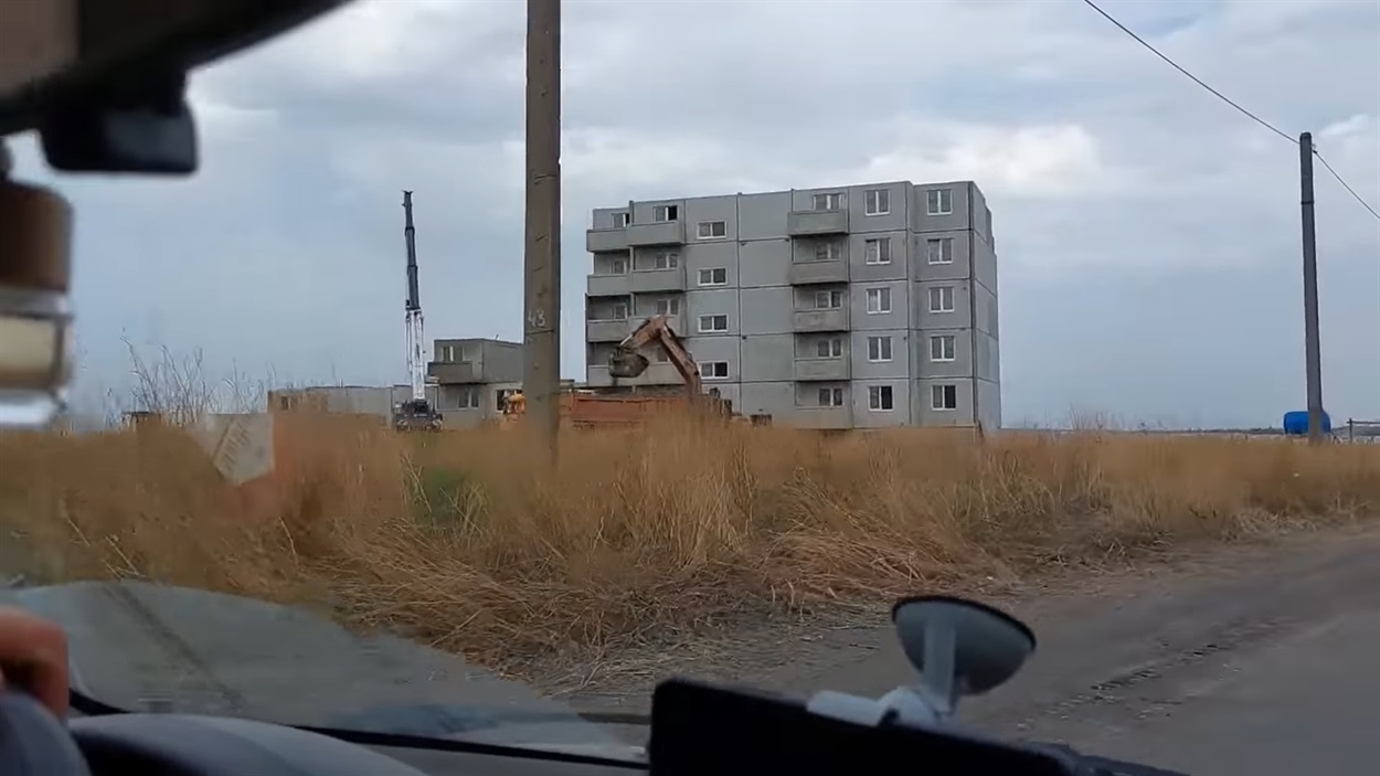 Будинок, який будують окупанти навпроти "Червоного" будинку в окупованій Волновасі