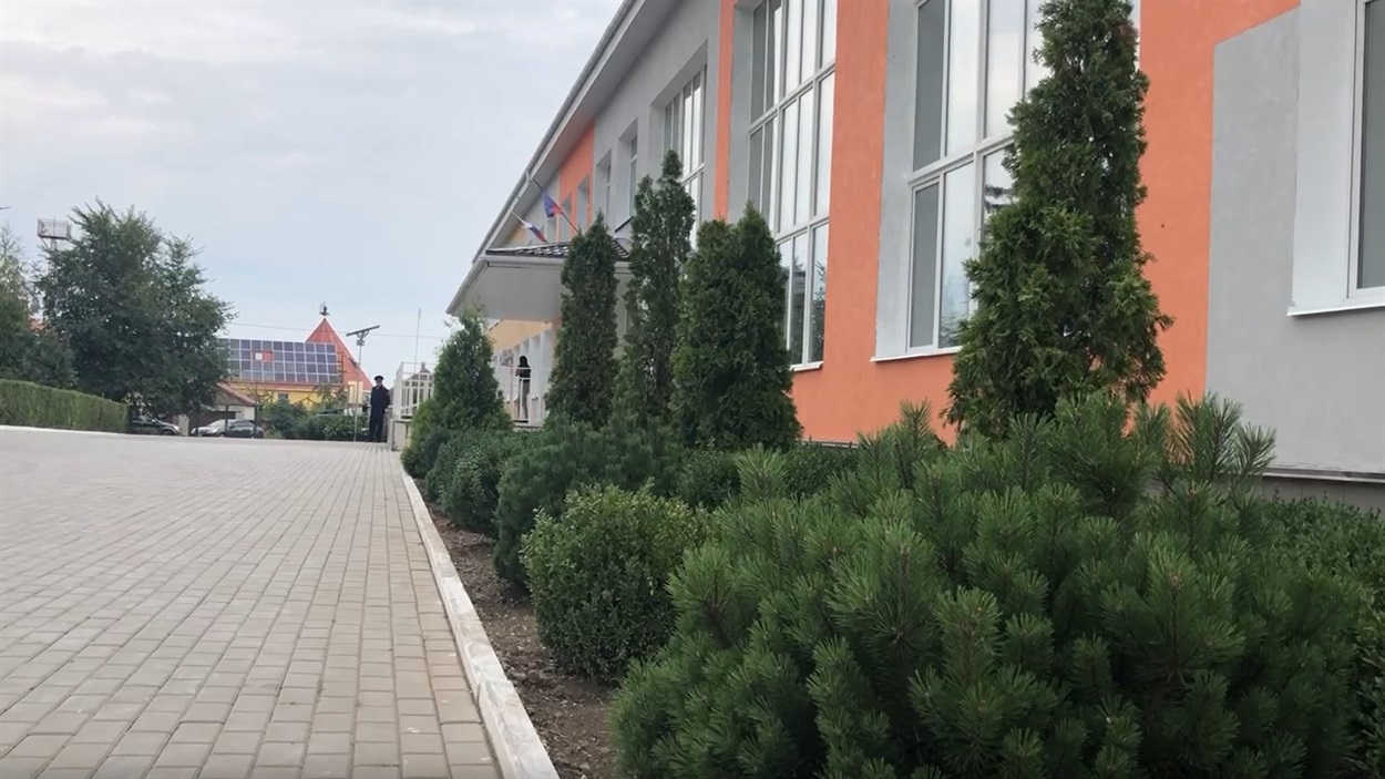 Дітей в окупованій школі охороняє поліційний в капелюшку