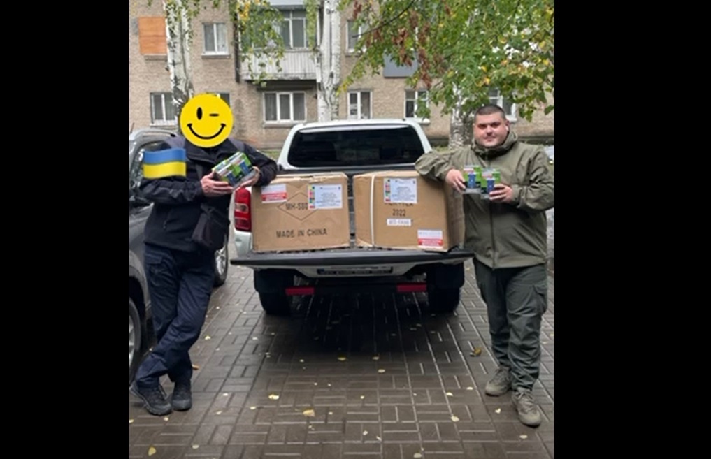 Дмитро Кобзар під час передачі гуманітарної допомоги військовослужбовцям