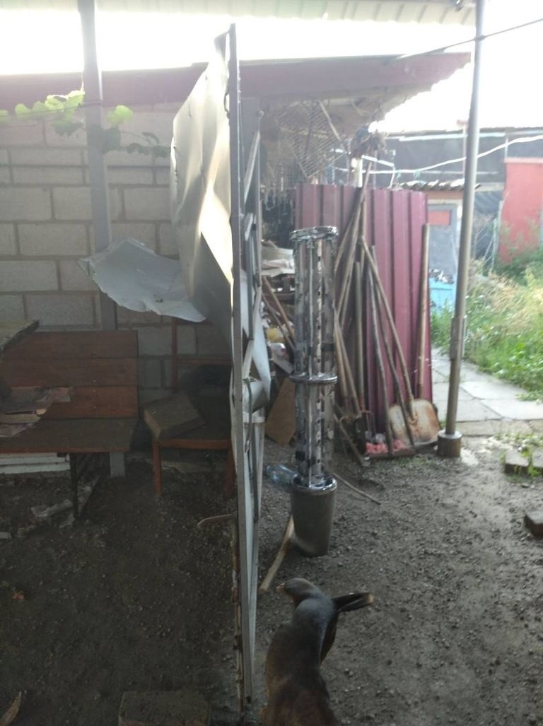 Снаряд стирчить у Настиному будинку у Великій Новосілці