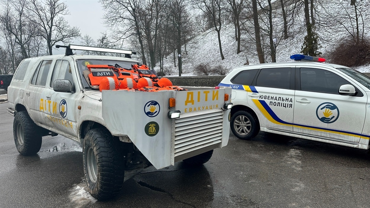 Автівка та захисні бронежилети для евакуації дітей