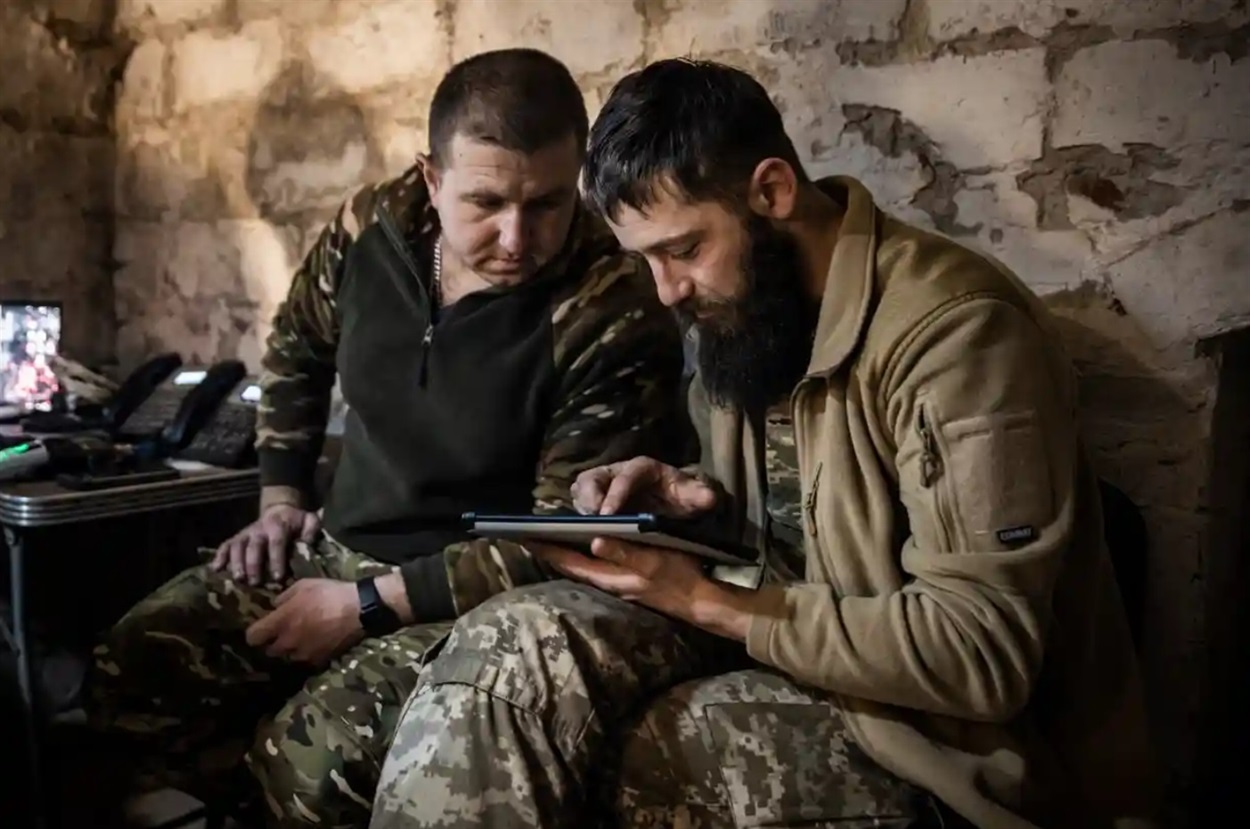 Військовослужбовці розглядають засоби спостереження на своїй підземній командній базі