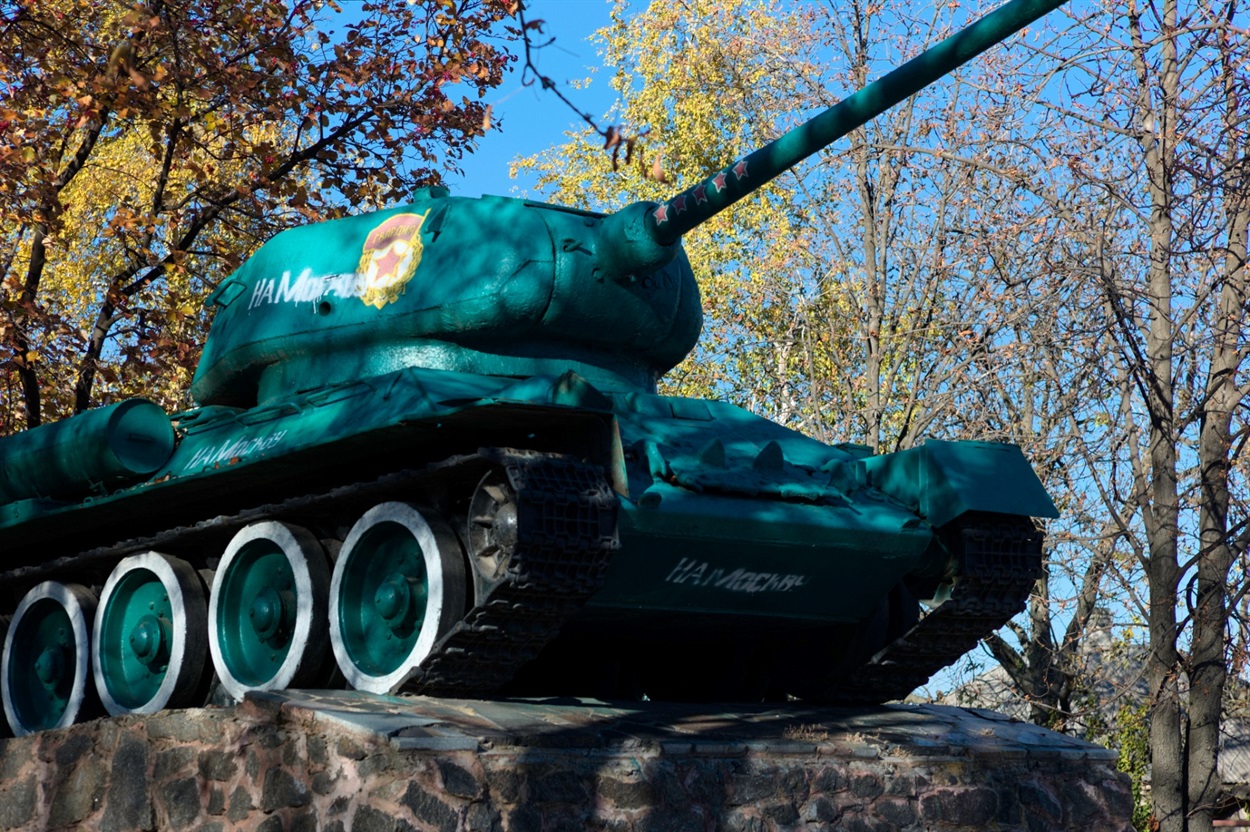 Танк у Волновасі з написом "На Москву"