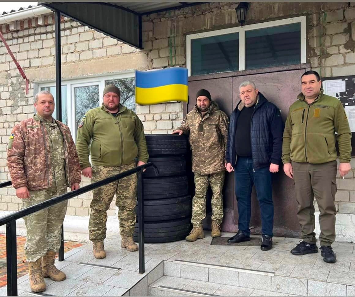 Захисники України, які тримають оборону Великої Новосілки, отримали від мешканців Волноваського району шини на трал