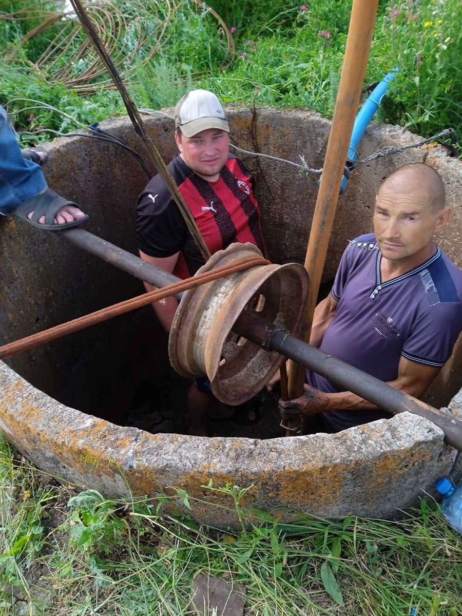 Мешканці Одрадного встановлюють нову глибинну помпу для водозабірної свердловини