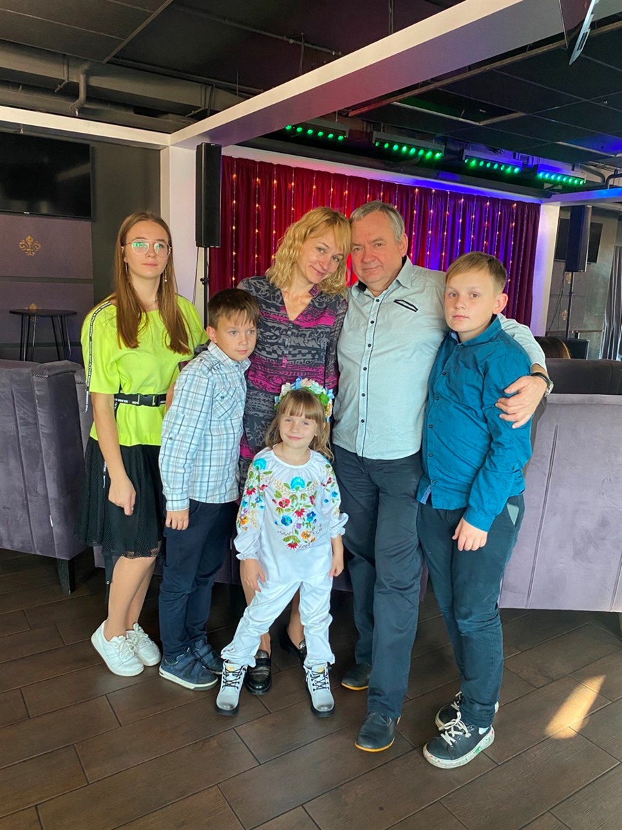  Родина Бондарчуків, які допомогли волноваським переселенцям з роботою та облаштуванням у Луцьку